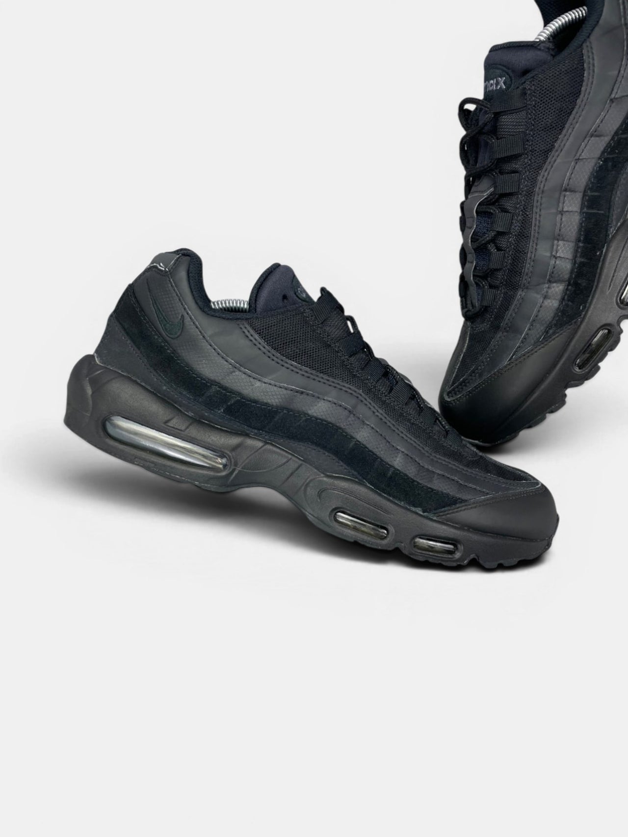 Nike Air Max 95 Essential Triple Black — buty sportowe męskie w bardzo dobrym stanie rozmiar 46, zewnętrzny panel lewego buta