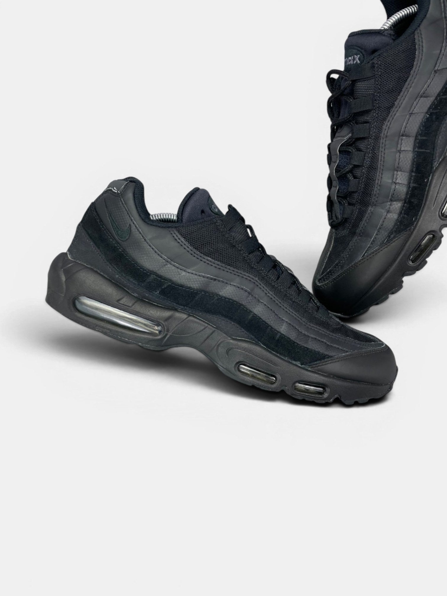 Nike Air Max 95 Essential Triple Black — buty sportowe męskie w bardzo dobrym stanie rozmiar 46, zewnętrzny panel lewego buta