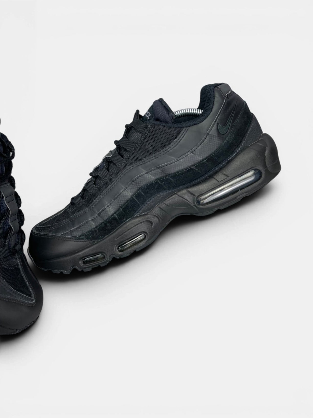 Nike Air Max 95 Essential Triple Black — buty sportowe męskie w bardzo dobrym stanie rozmiar 46, widok z góry na wewnętrzną stronę butów