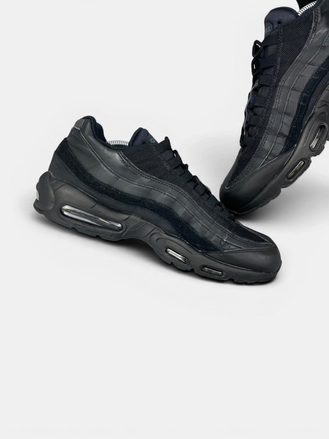 Nike Air Max 95 Essential Triple Black — buty sportowe męskie w bardzo dobrym stanie rozmiar 46, wewnętrzny panel lewego buta