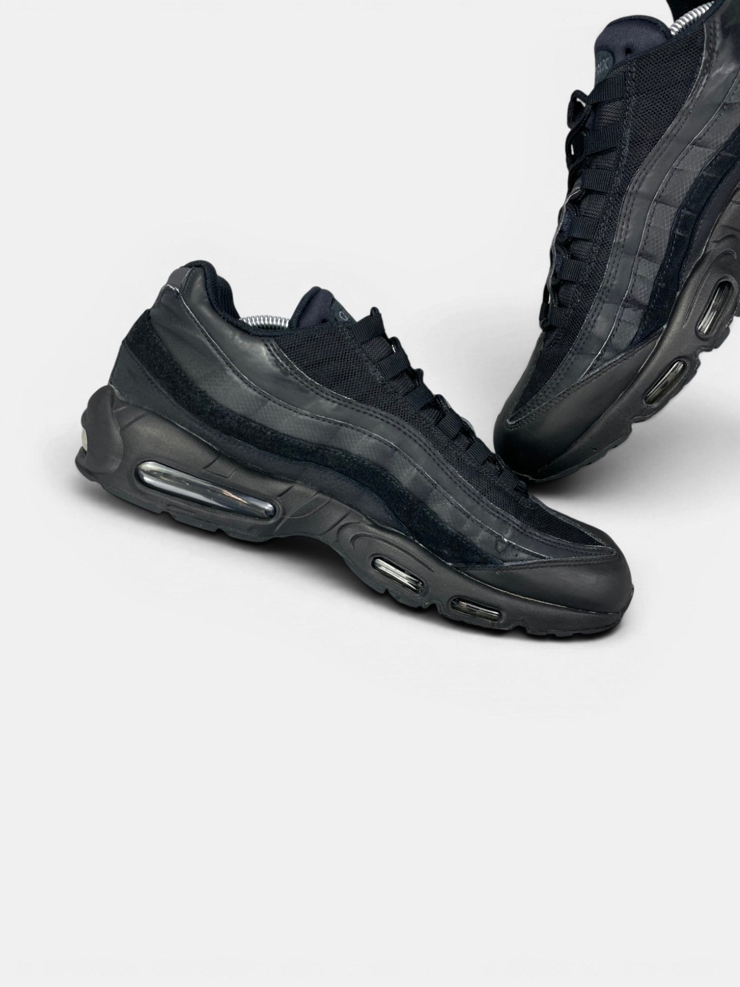 Nike Air Max 95 Essential Triple Black — buty sportowe męskie w bardzo dobrym stanie rozmiar 46, wewnętrzny panel lewego buta