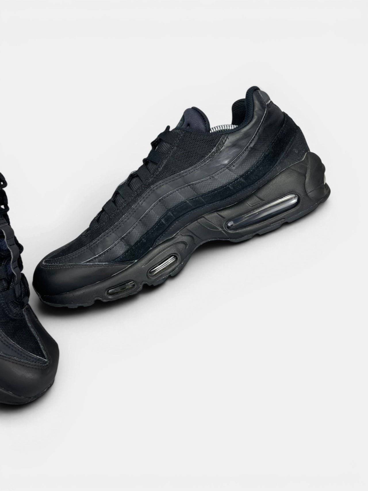 Nike Air Max 95 Essential Triple Black — buty sportowe męskie w bardzo dobrym stanie rozmiar 46, wewnętrzny panel prawego buta