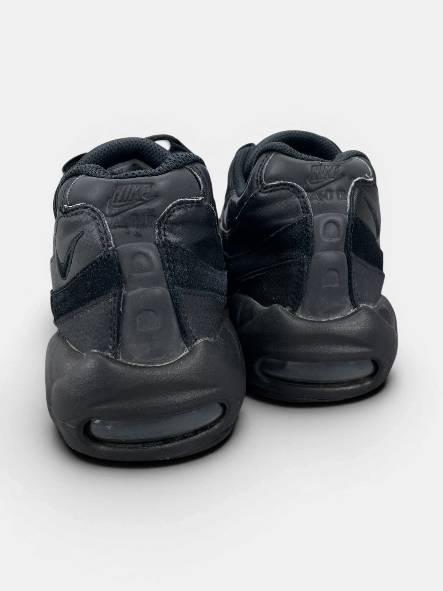 Nike Air Max 95 Essential Triple Black — buty sportowe męskie w bardzo dobrym stanie rozmiar 46, widok z tyłu