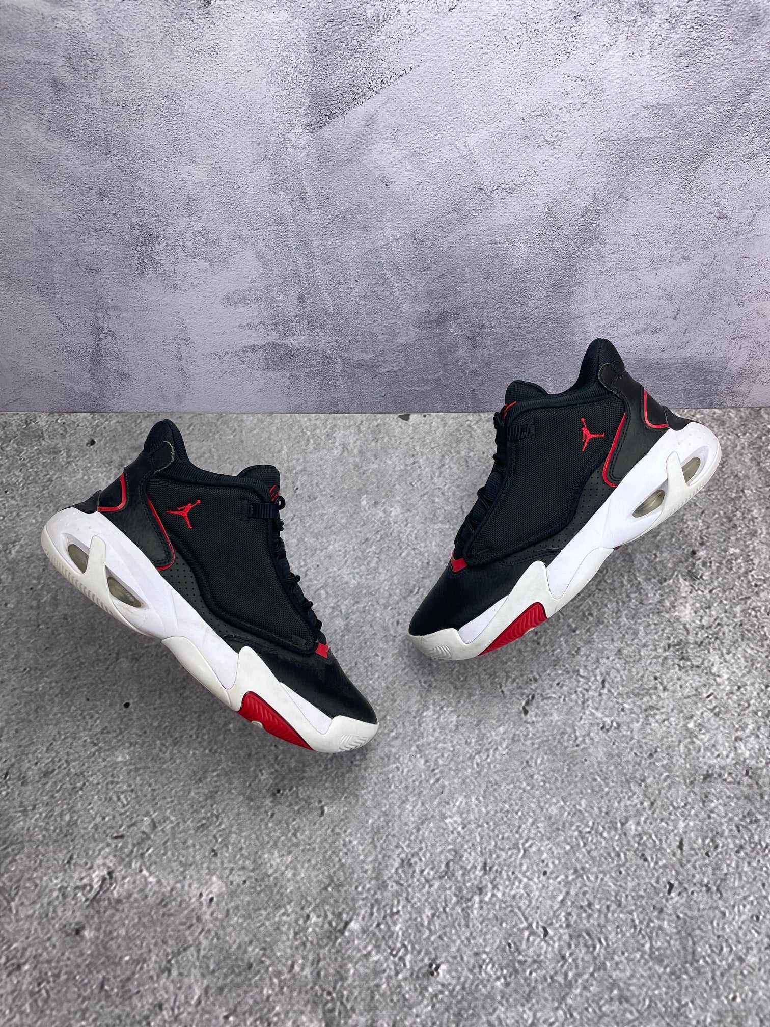 Jordan Max Aura 4 Bred - buty sportowe, widok z góry na zewnętrzną stronę butów