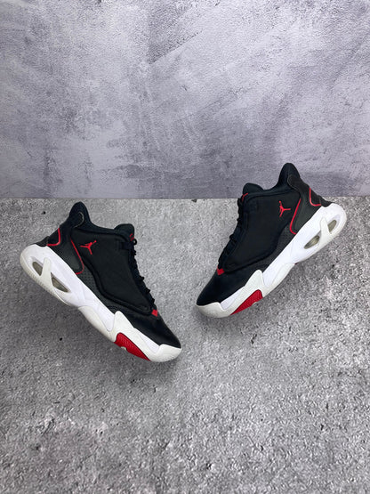Jordan Max Aura 4 Bred - buty sportowe, widok z góry na zewnętrzną stronę butów