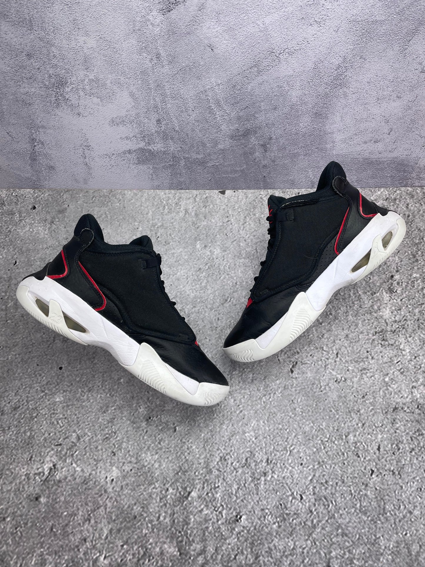 Jordan Max Aura 4 Bred - buty sportowe, zewnętrzny panel prawego buta