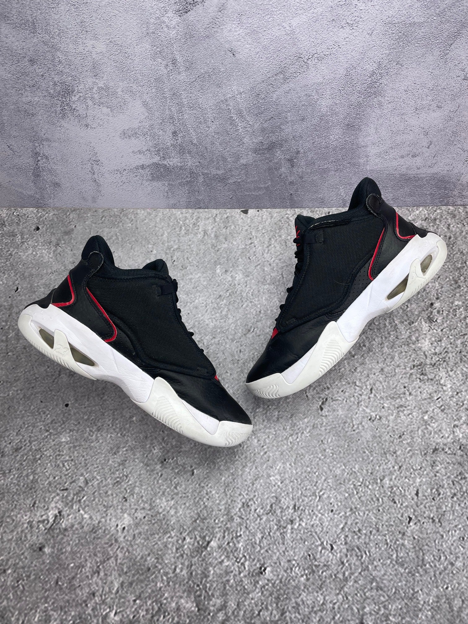 Jordan Max Aura 4 Bred - buty sportowe, zewnętrzny panel prawego buta