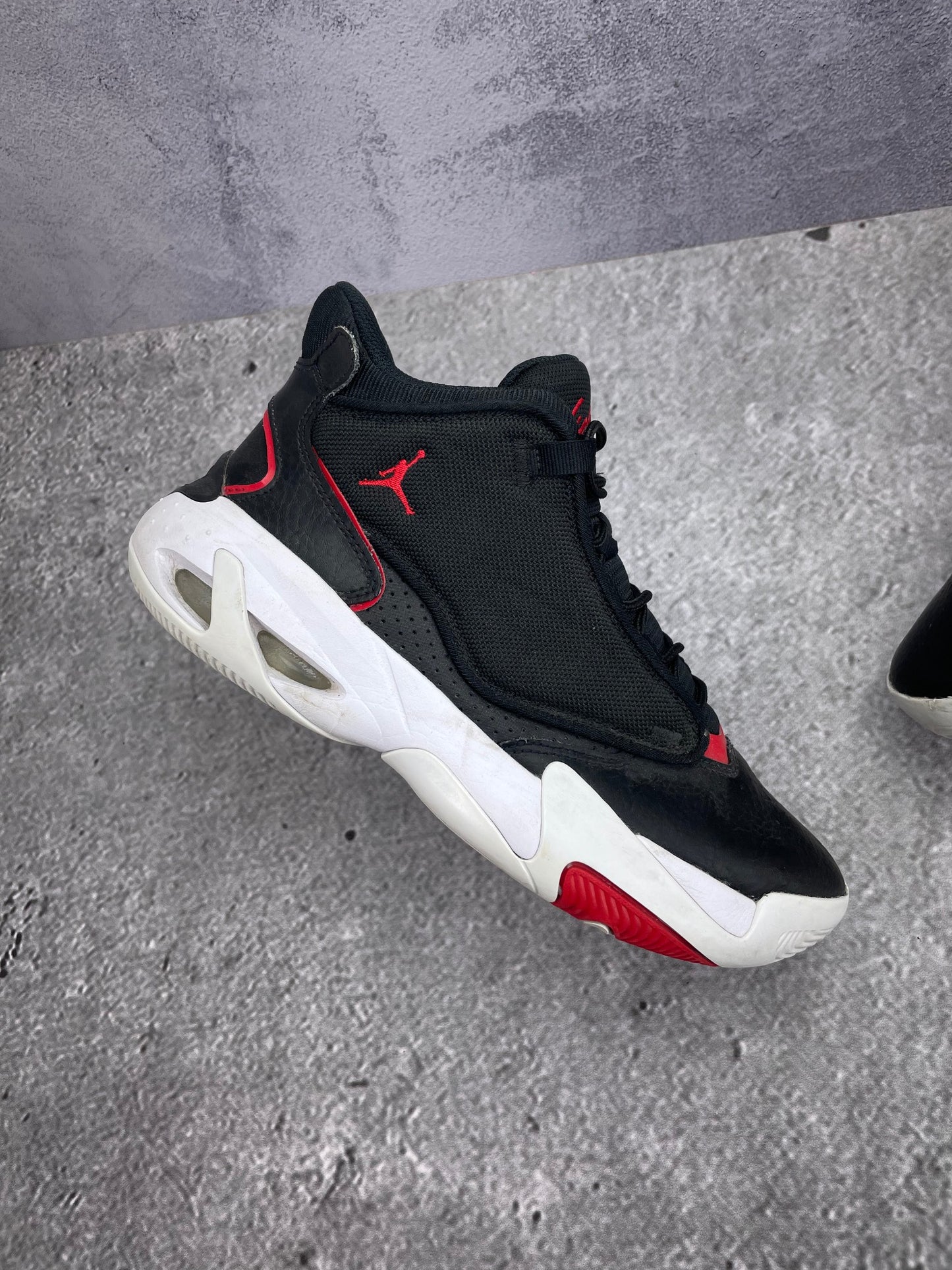 Jordan Max Aura 4 Bred - buty sportowe, zewnętrzny panel lewego buta