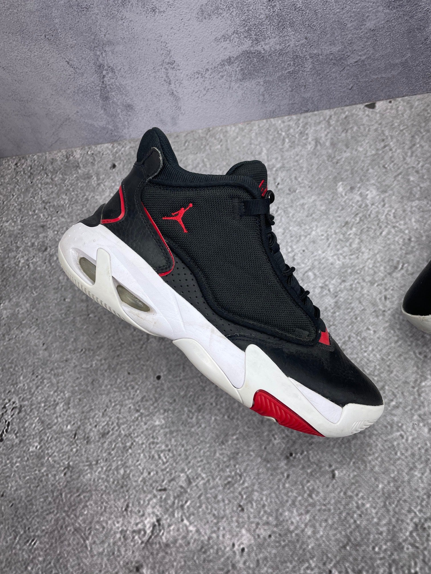 Jordan Max Aura 4 Bred - buty sportowe, zewnętrzny panel lewego buta