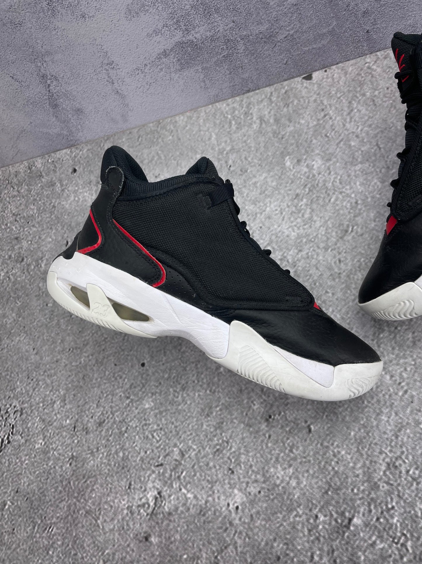 Jordan Max Aura 4 Bred - buty sportowe, wewnętrzny panel lewego buta