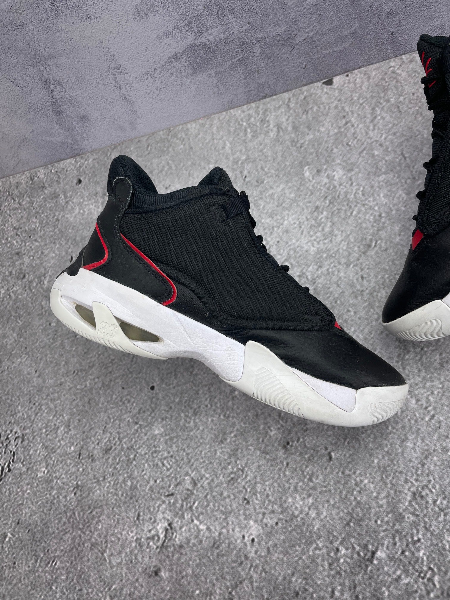 Jordan Max Aura 4 Bred - buty sportowe, wewnętrzny panel lewego buta