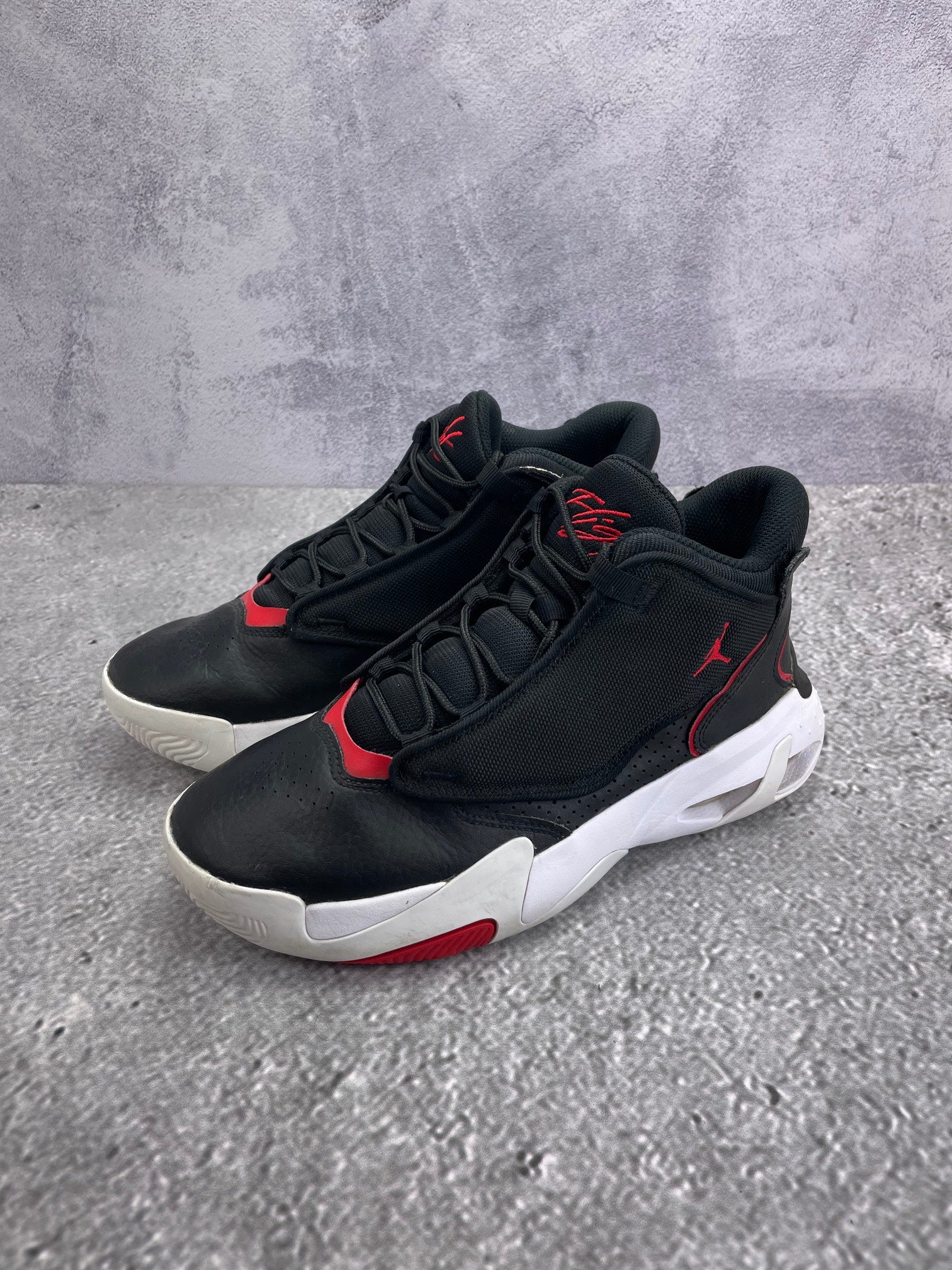 Jordan Max Aura 4 Bred - buty sportowe, widok z boku na tle studyjnym