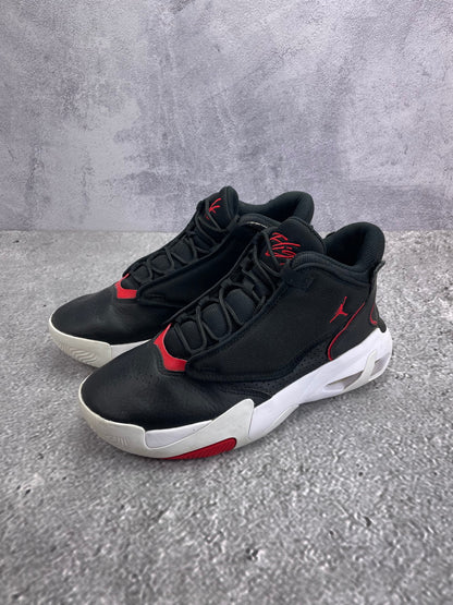 Jordan Max Aura 4 Bred - buty sportowe, widok z boku na tle studyjnym