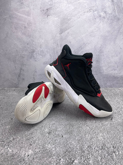 Jordan Max Aura 4 Bred - buty sportowe, para butów, widok z boku na tle studyjnym
