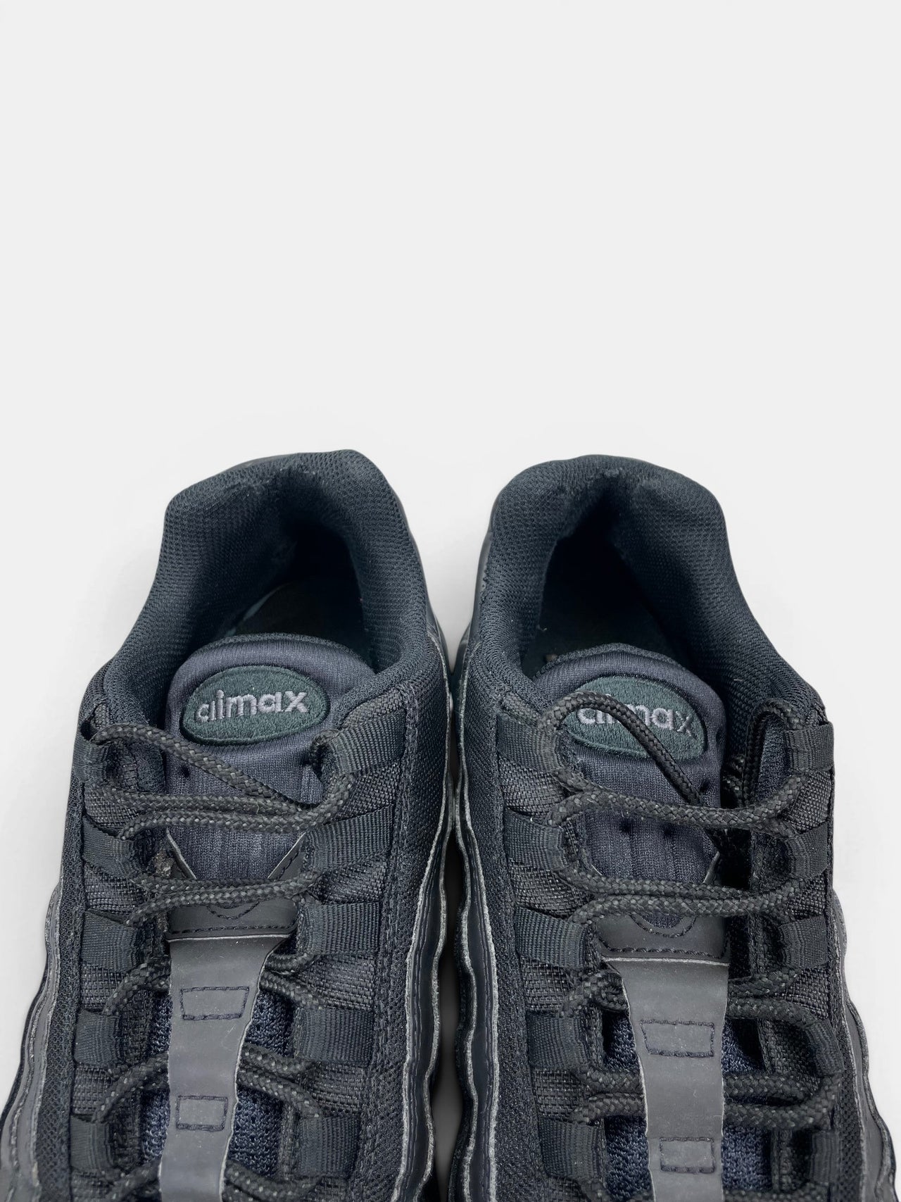 Nike Air Max 95 Essential Triple Black — buty sportowe męskie w bardzo dobrym stanie rozmiar 46, zapiętki butów