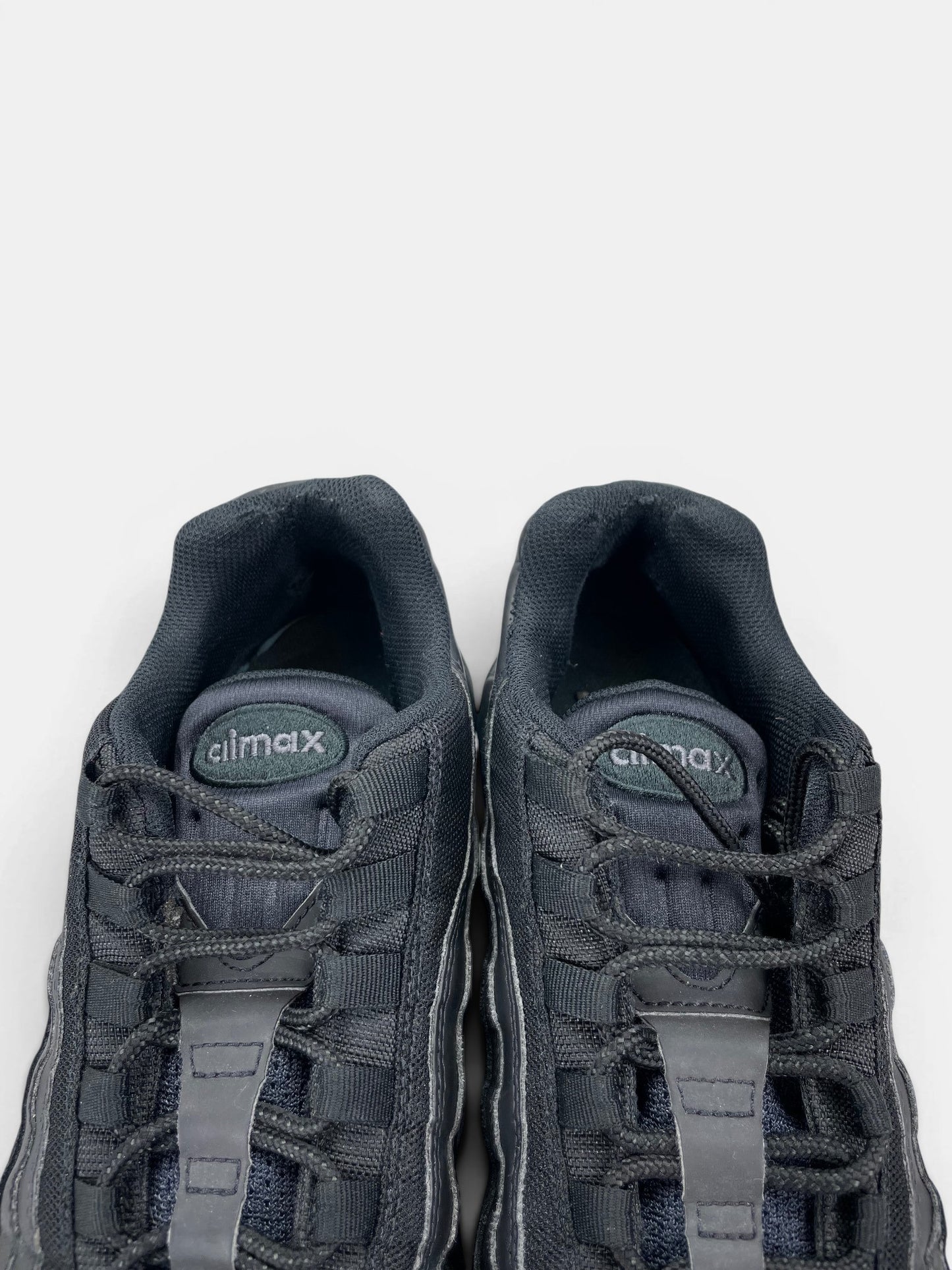 Nike Air Max 95 Essential Triple Black — buty sportowe męskie w bardzo dobrym stanie rozmiar 46, zapiętki butów