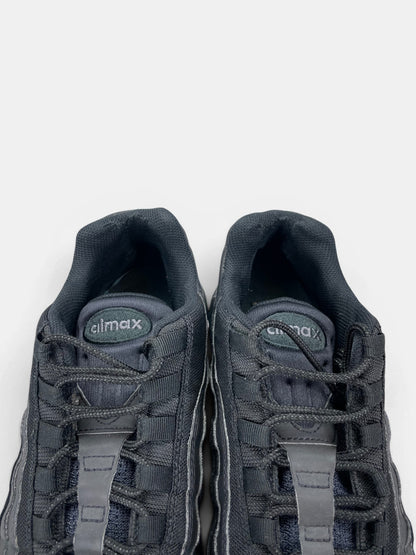 Nike Air Max 95 Essential Triple Black — buty sportowe męskie w bardzo dobrym stanie rozmiar 46, zapiętki butów