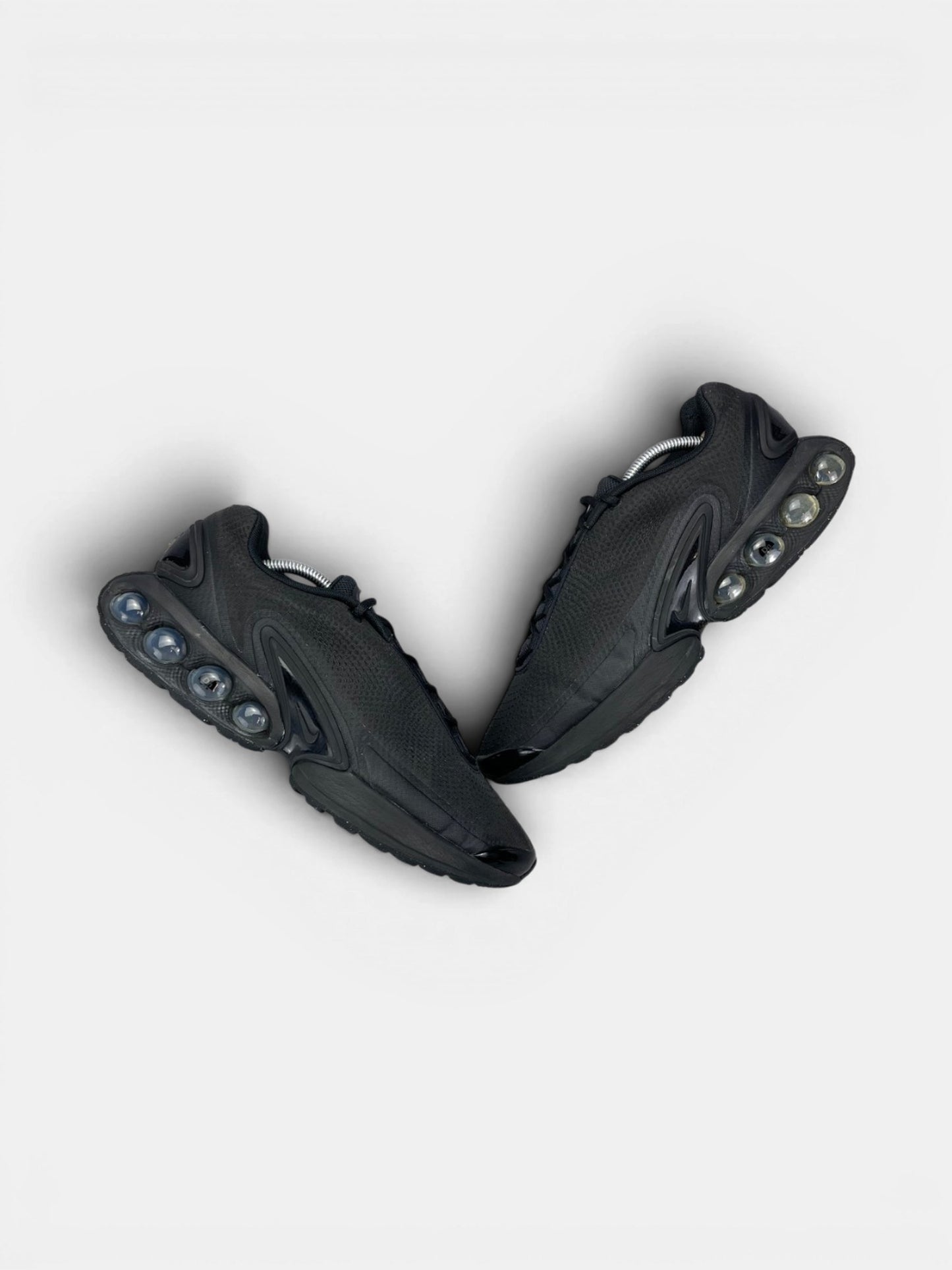 Nike Air Max Dn Black Metallic Grey — buty sportowe męskie w bardzo dobrym stanie rozmiar 45, widok z góry na zewnętrzną stronę butów