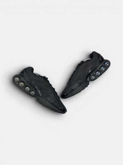Nike Air Max Dn Black Metallic Grey — buty sportowe męskie w bardzo dobrym stanie rozmiar 45, zewnętrzny panel prawego buta