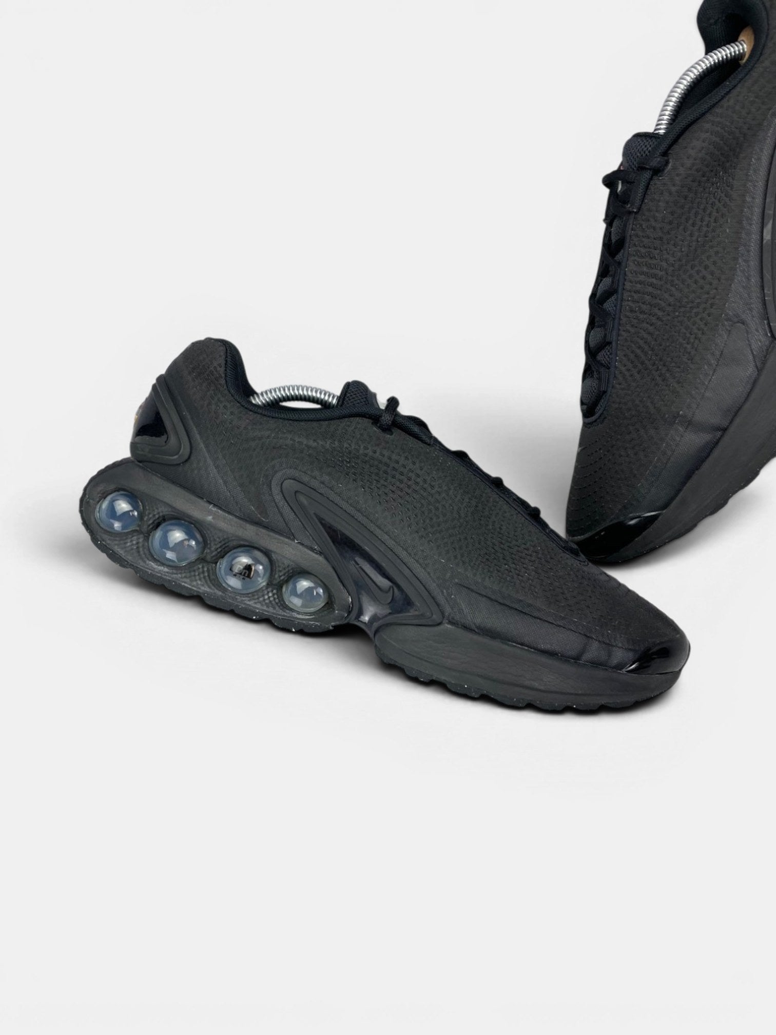 Nike Air Max Dn Black Metallic Grey — buty sportowe męskie w bardzo dobrym stanie rozmiar 45, zewnętrzny panel lewego buta