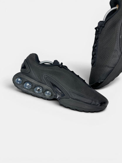 Nike Air Max Dn Black Metallic Grey — buty sportowe męskie w bardzo dobrym stanie rozmiar 45, zewnętrzny panel lewego buta