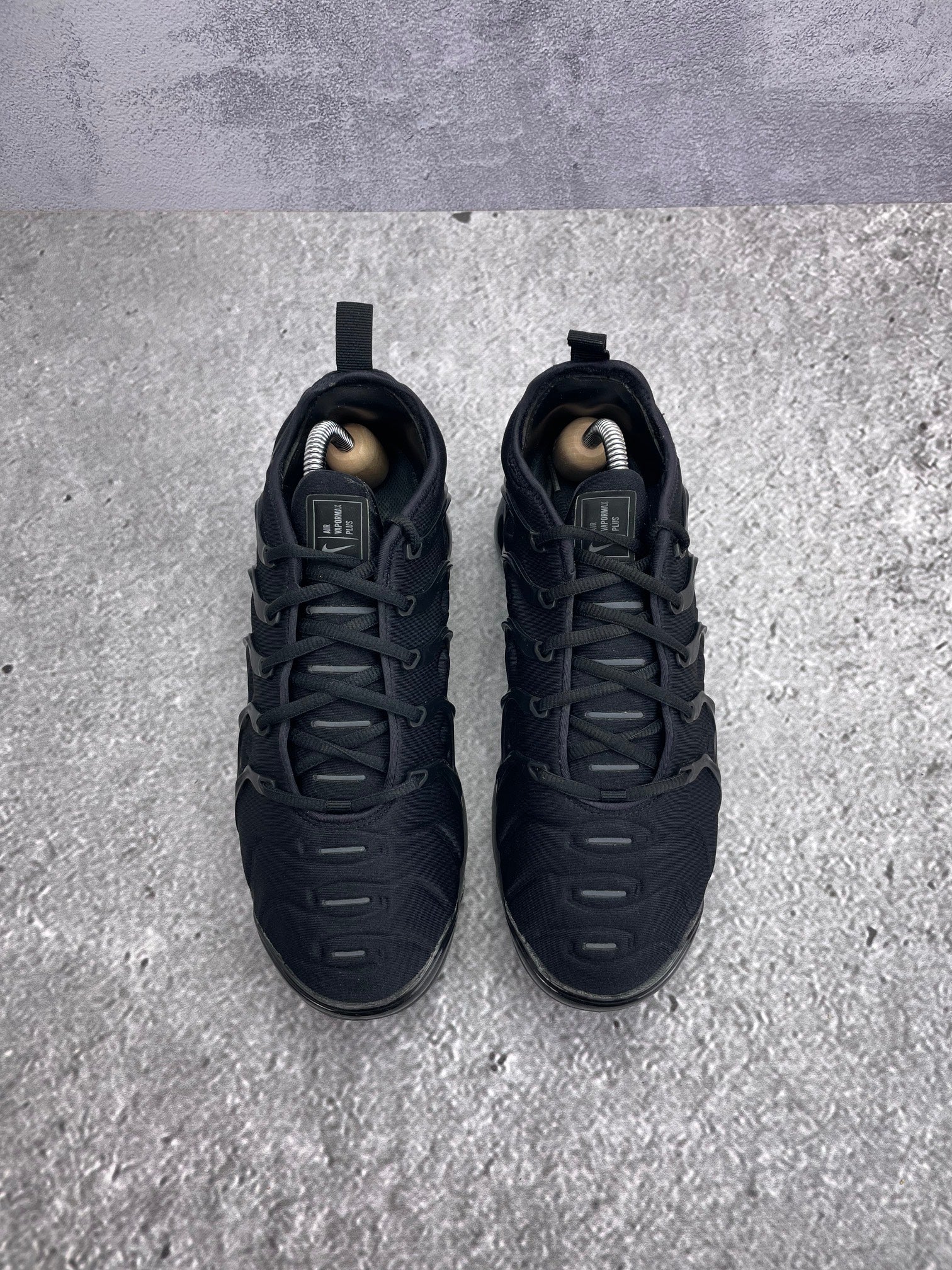 Nike Air VaporMax Plus Triple Black — buty sportowe męskie w bardzo dobrym stanie rozmiar 42, widok z góry