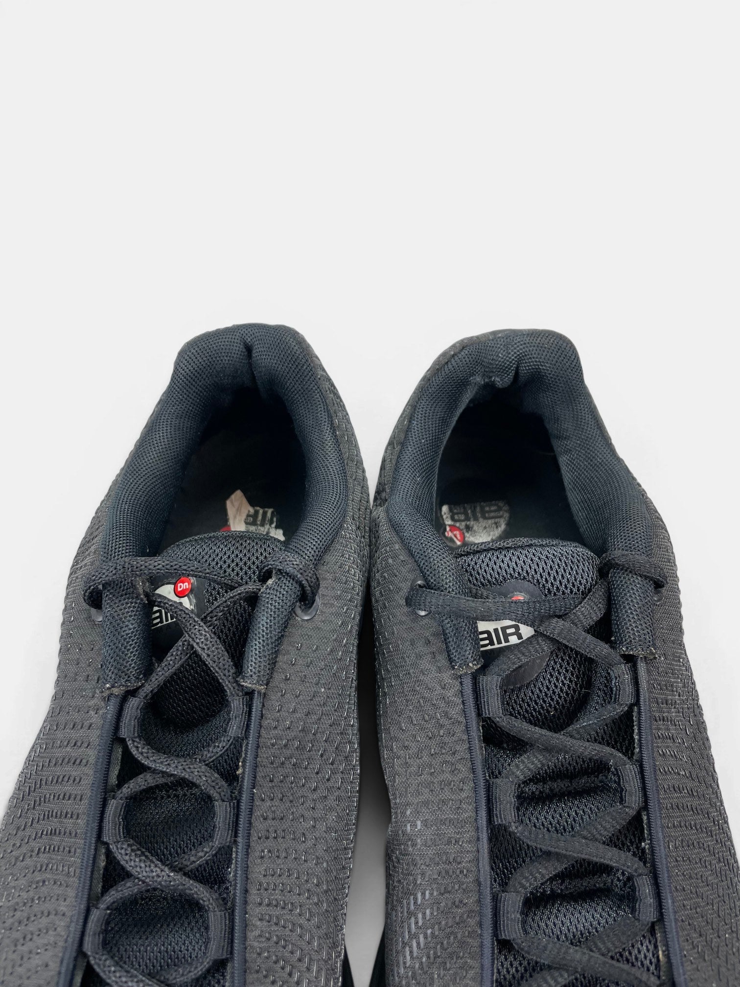 Nike Air Max Dn Black Metallic Grey — buty sportowe męskie w bardzo dobrym stanie rozmiar 45, zapiętki butów