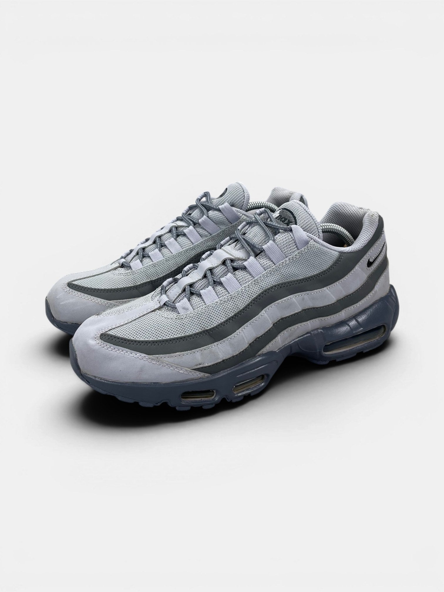 Nike Air Max 95 Greyscale — buty sportowe męskie w bardzo dobrym stanie rozmiar 45, widok z boku