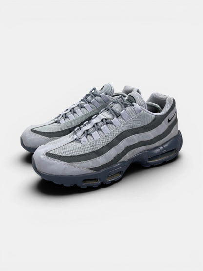 Nike Air Max 95 Greyscale — buty sportowe męskie w bardzo dobrym stanie rozmiar 45, widok z boku