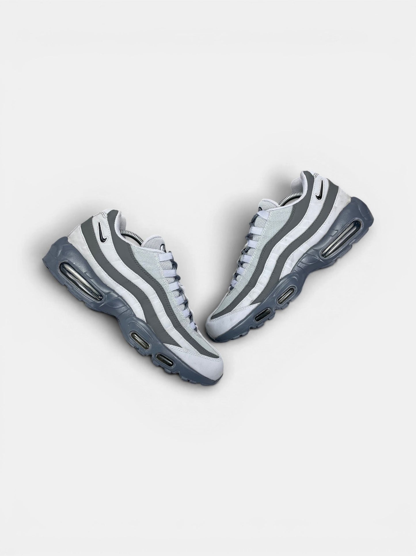 Nike Air Max 95 Greyscale — buty sportowe męskie w bardzo dobrym stanie rozmiar 45, widok z góry na zewnętrzną stronę butów