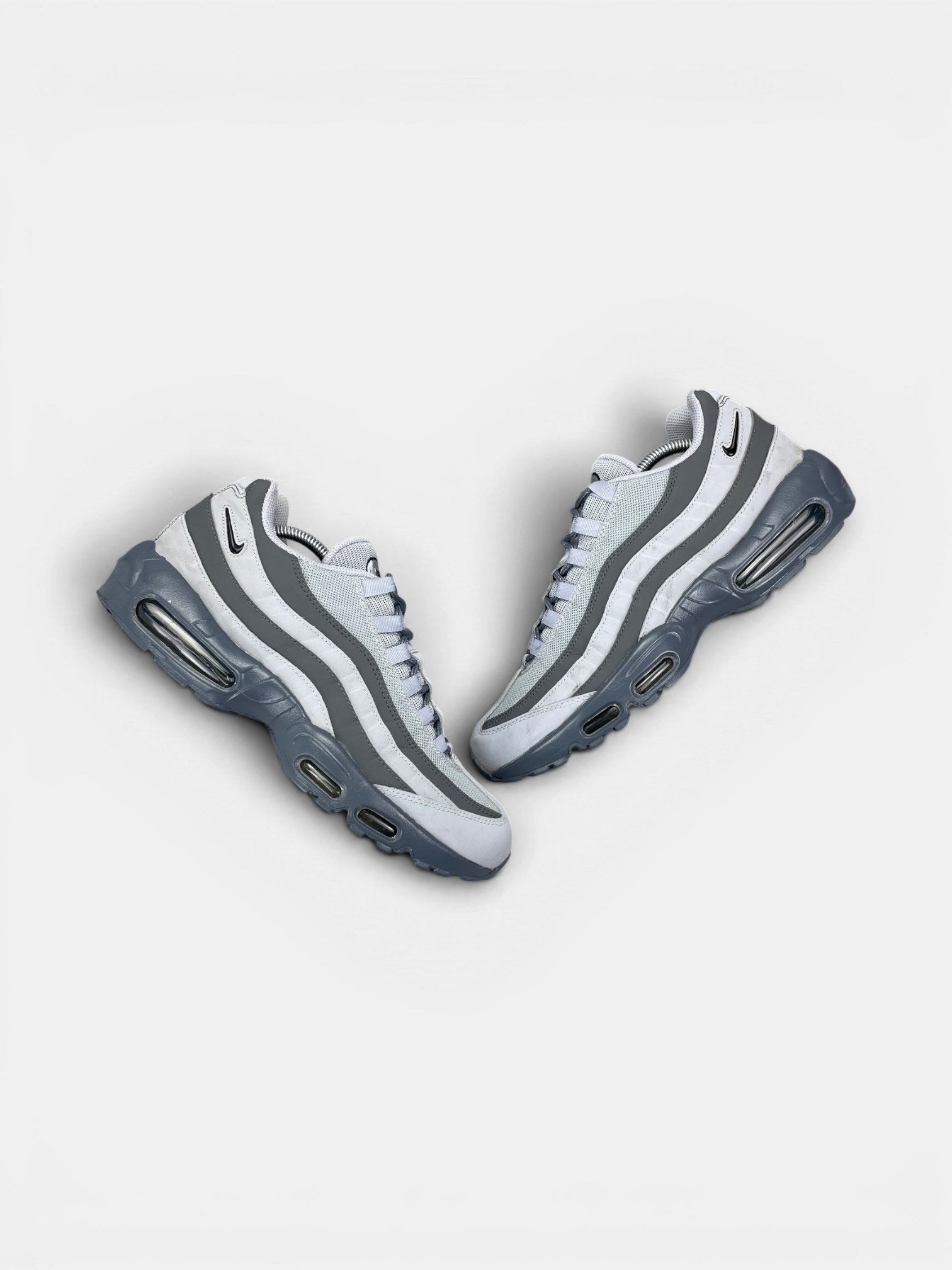 Nike Air Max 95 Greyscale — buty sportowe męskie w bardzo dobrym stanie rozmiar 45, widok z góry na zewnętrzną stronę butów