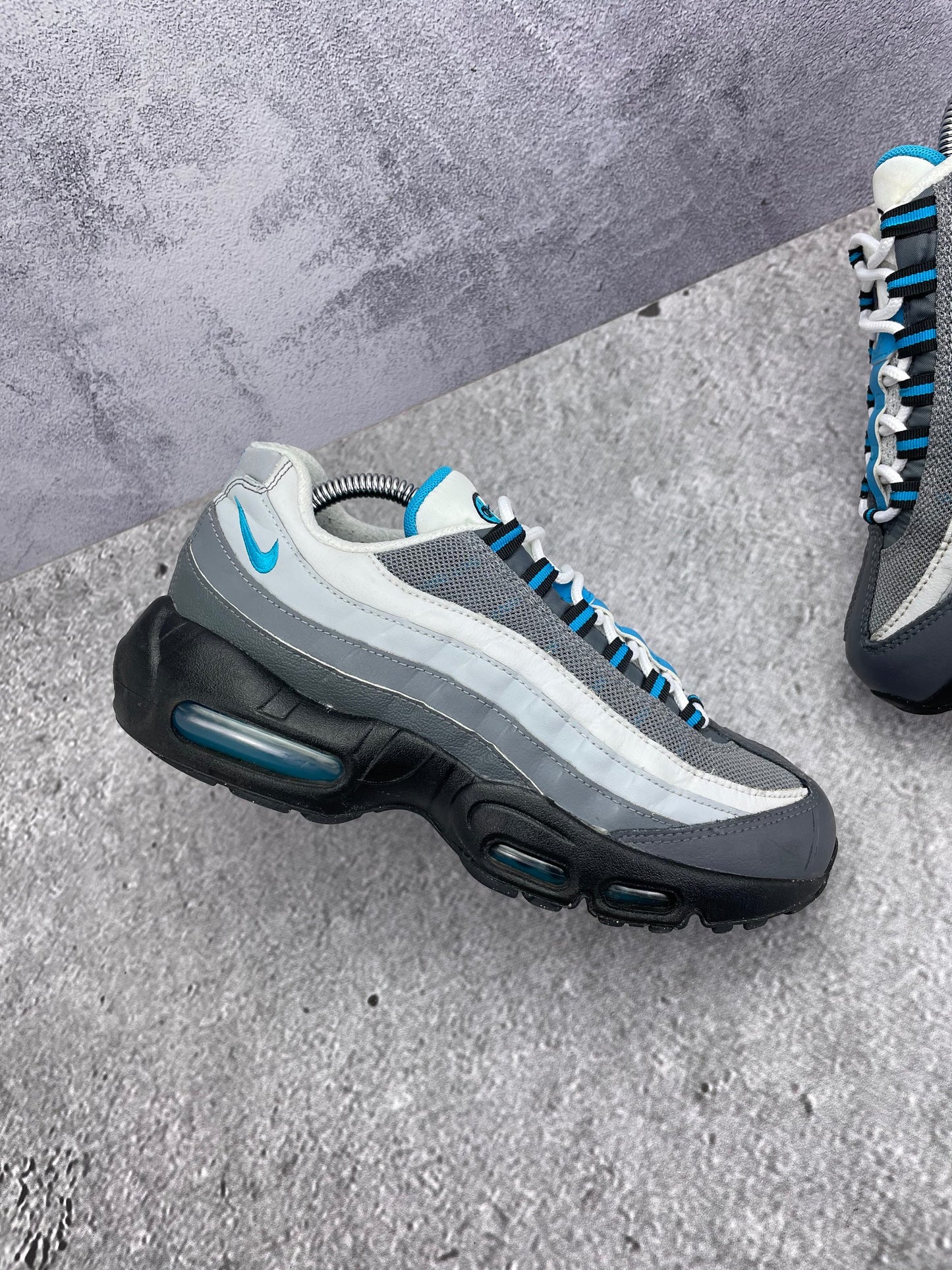 Nike Air Max 95 Recraft Grey Laser Blue — buty sportowe męskie w bardzo dobrym stanie rozmiar 40, zewnętrzny panel lewego buta