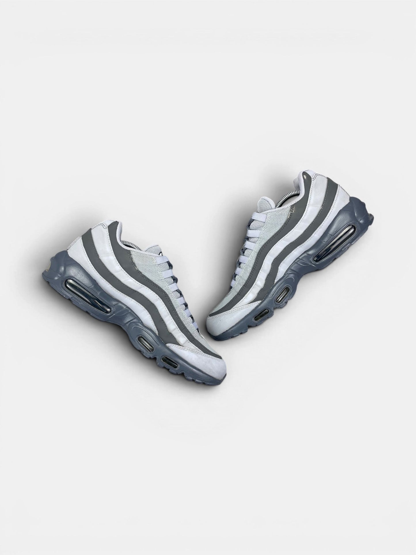 Nike Air Max 95 Greyscale — buty sportowe męskie w bardzo dobrym stanie rozmiar 45, zewnętrzny panel prawego buta