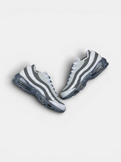 Nike Air Max 95 Greyscale — buty sportowe męskie w bardzo dobrym stanie rozmiar 45, zewnętrzny panel prawego buta