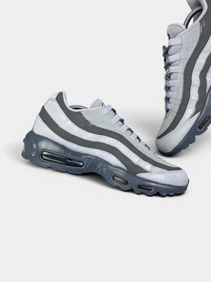 Nike Air Max 95 Greyscale — buty sportowe męskie w bardzo dobrym stanie rozmiar 45, wewnętrzny panel lewego buta