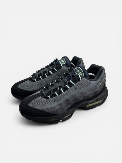 Nike Air Max 95 Vapor Green — buty sportowe męskie w bardzo dobrym stanie rozmiar 42, widok z boku