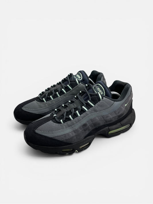 Nike Air Max 95 Vapor Green — buty sportowe męskie w bardzo dobrym stanie rozmiar 42, widok z boku