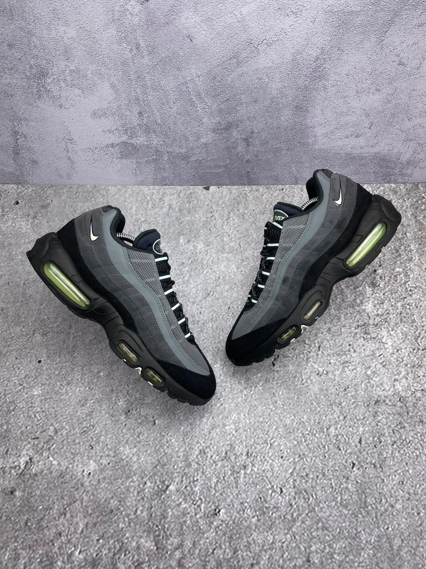 Nike Air Max 95 Vapor Green — buty sportowe męskie w bardzo dobrym stanie rozmiar 42, widok z góry na zewnętrzną stronę butów