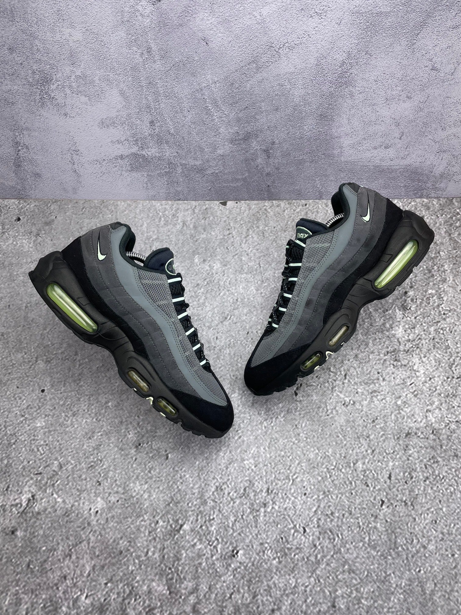 Nike Air Max 95 Vapor Green — buty sportowe męskie w bardzo dobrym stanie rozmiar 42, widok z góry na zewnętrzną stronę butów