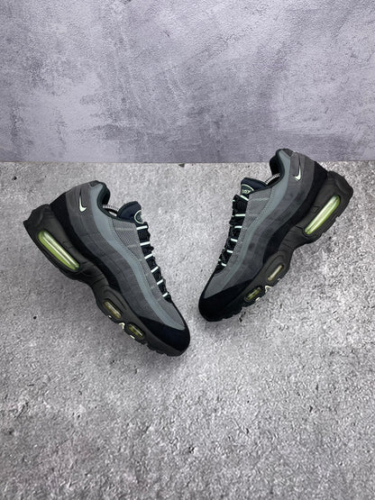 Nike Air Max 95 Vapor Green — buty sportowe męskie w bardzo dobrym stanie rozmiar 42, widok z góry na zewnętrzną stronę butów