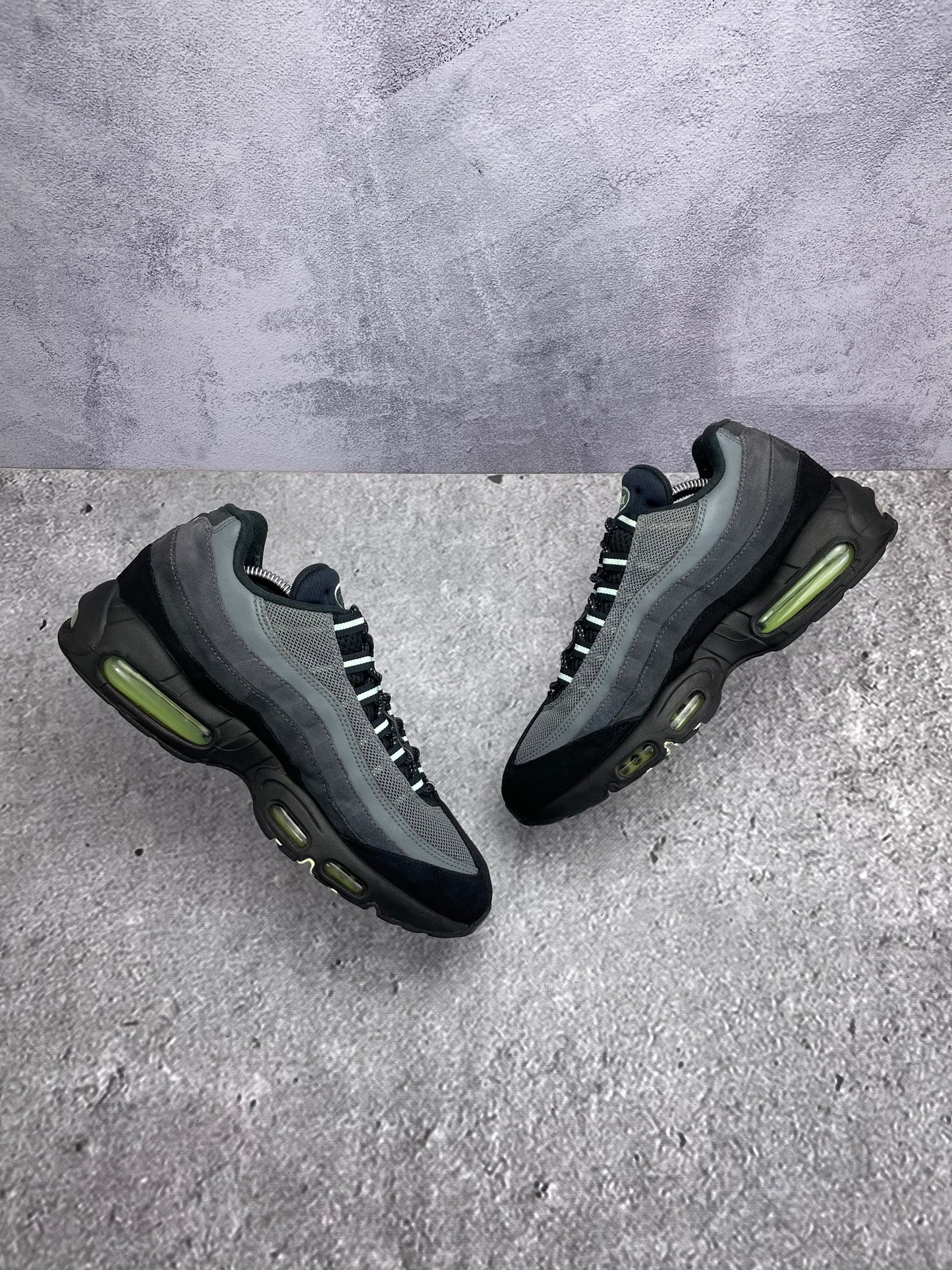 Nike Air Max 95 Vapor Green — buty sportowe męskie w bardzo dobrym stanie rozmiar 42, zewnętrzny panel prawego buta