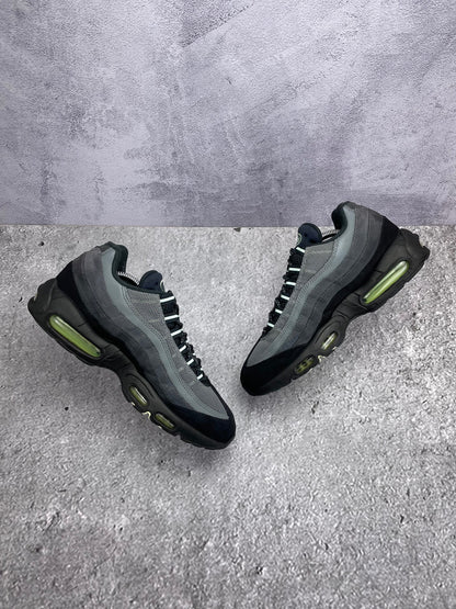 Nike Air Max 95 Vapor Green — buty sportowe męskie w bardzo dobrym stanie rozmiar 42, zewnętrzny panel prawego buta