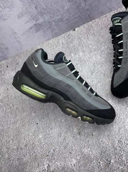 Nike Air Max 95 Vapor Green — buty sportowe męskie w bardzo dobrym stanie rozmiar 42, zewnętrzny panel lewego buta