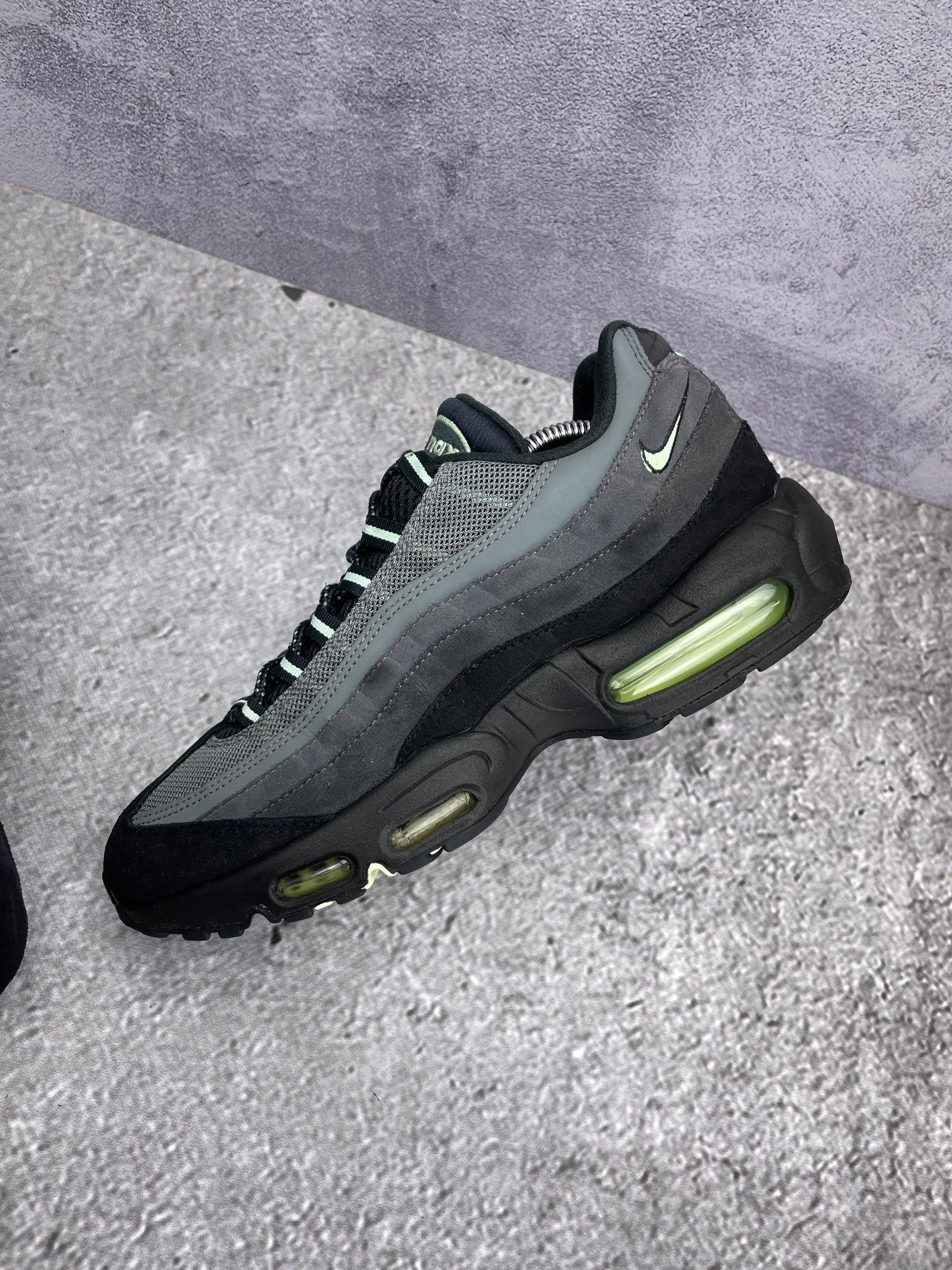Nike Air Max 95 Vapor Green — buty sportowe męskie w bardzo dobrym stanie rozmiar 42, widok z góry na wewnętrzną stronę butów