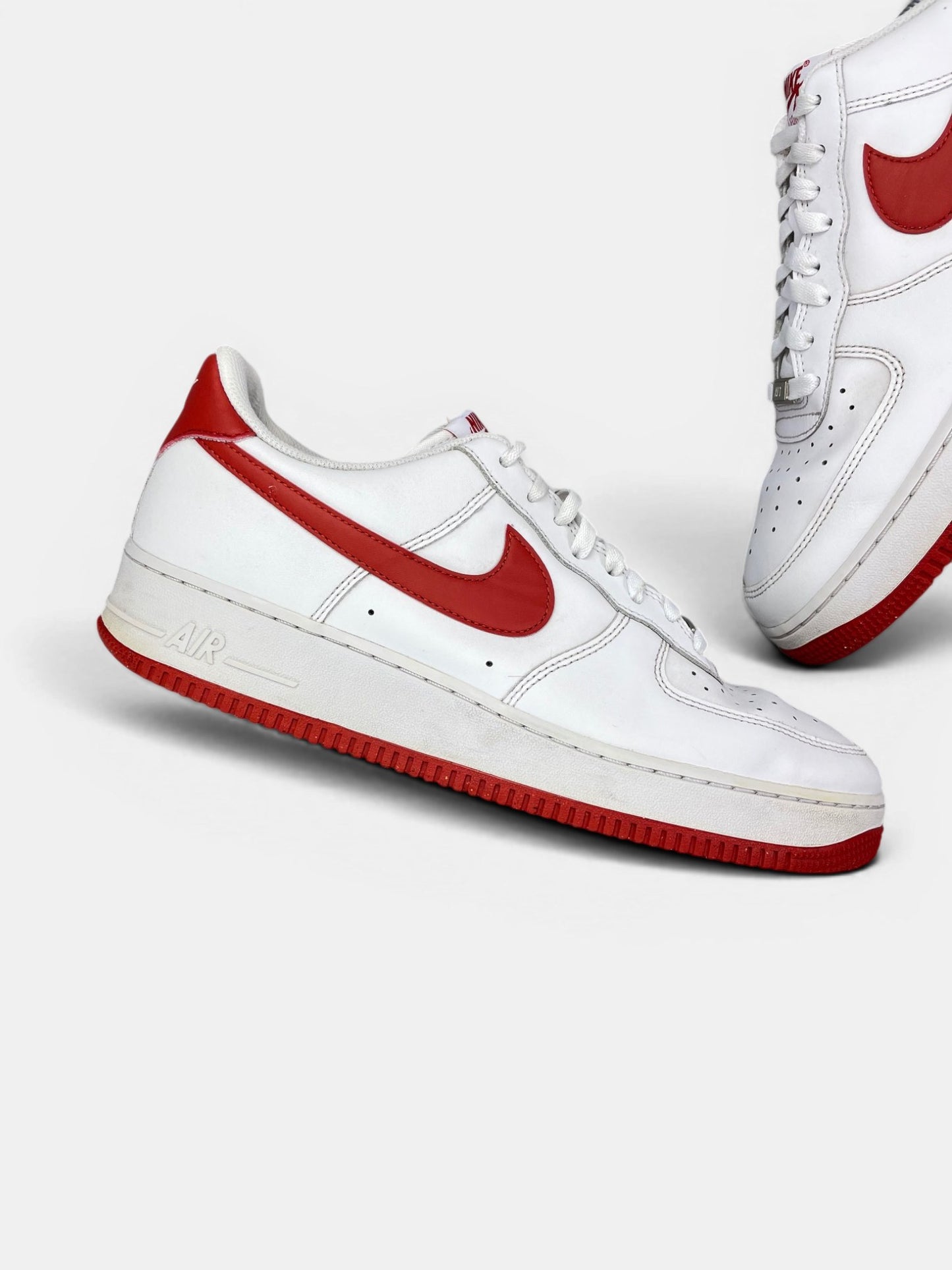 Nike Air Force 1 Low White/Dragon Red — buty sportowe męskie w bardzo dobrym stanie rozmiar 46, zewnętrzny panel lewego buta