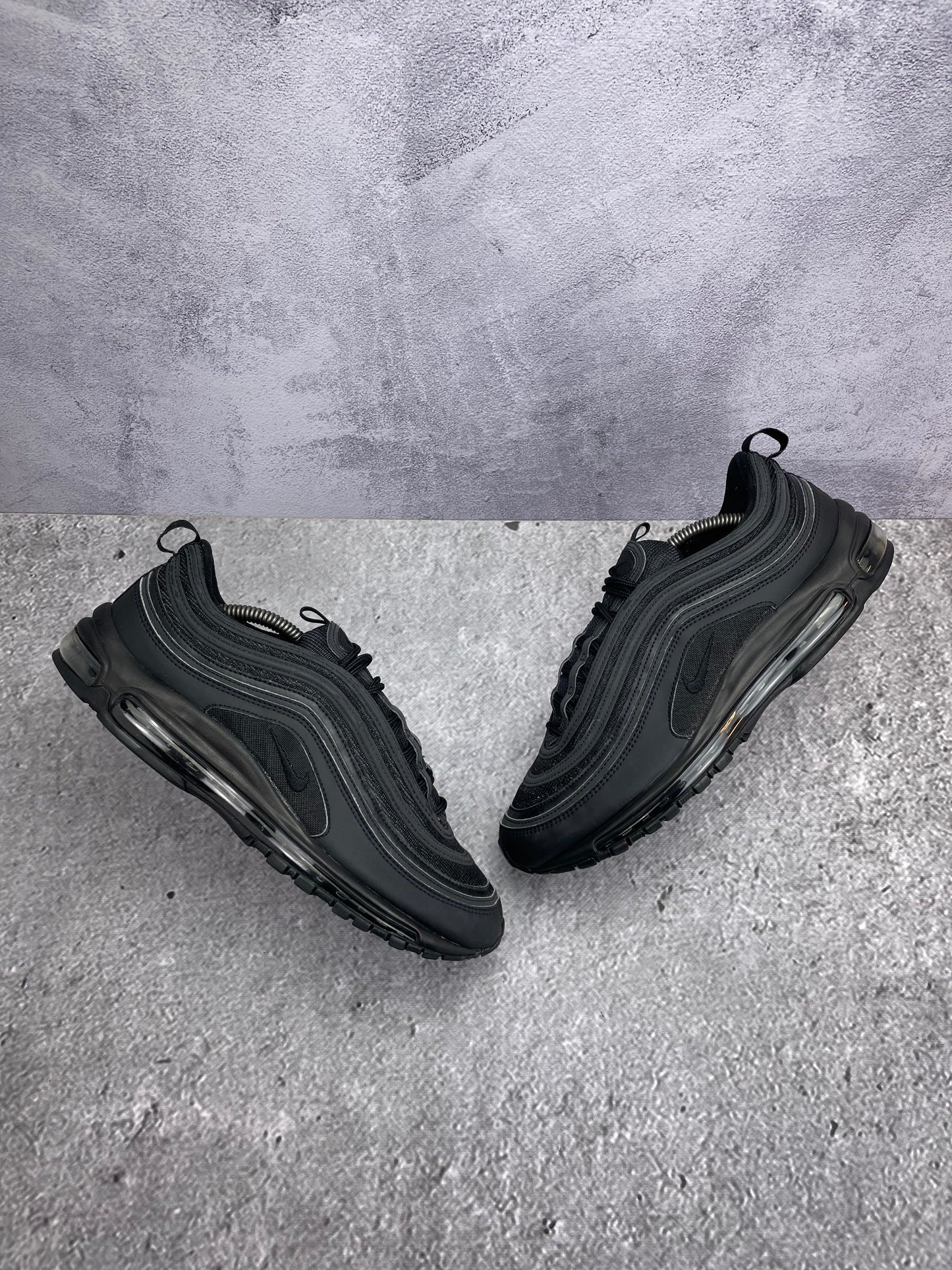 Nike Air Max 97 Triple Black AM97 Triple Black - buty sportowe, widok z góry na zewnętrzną stronę butów