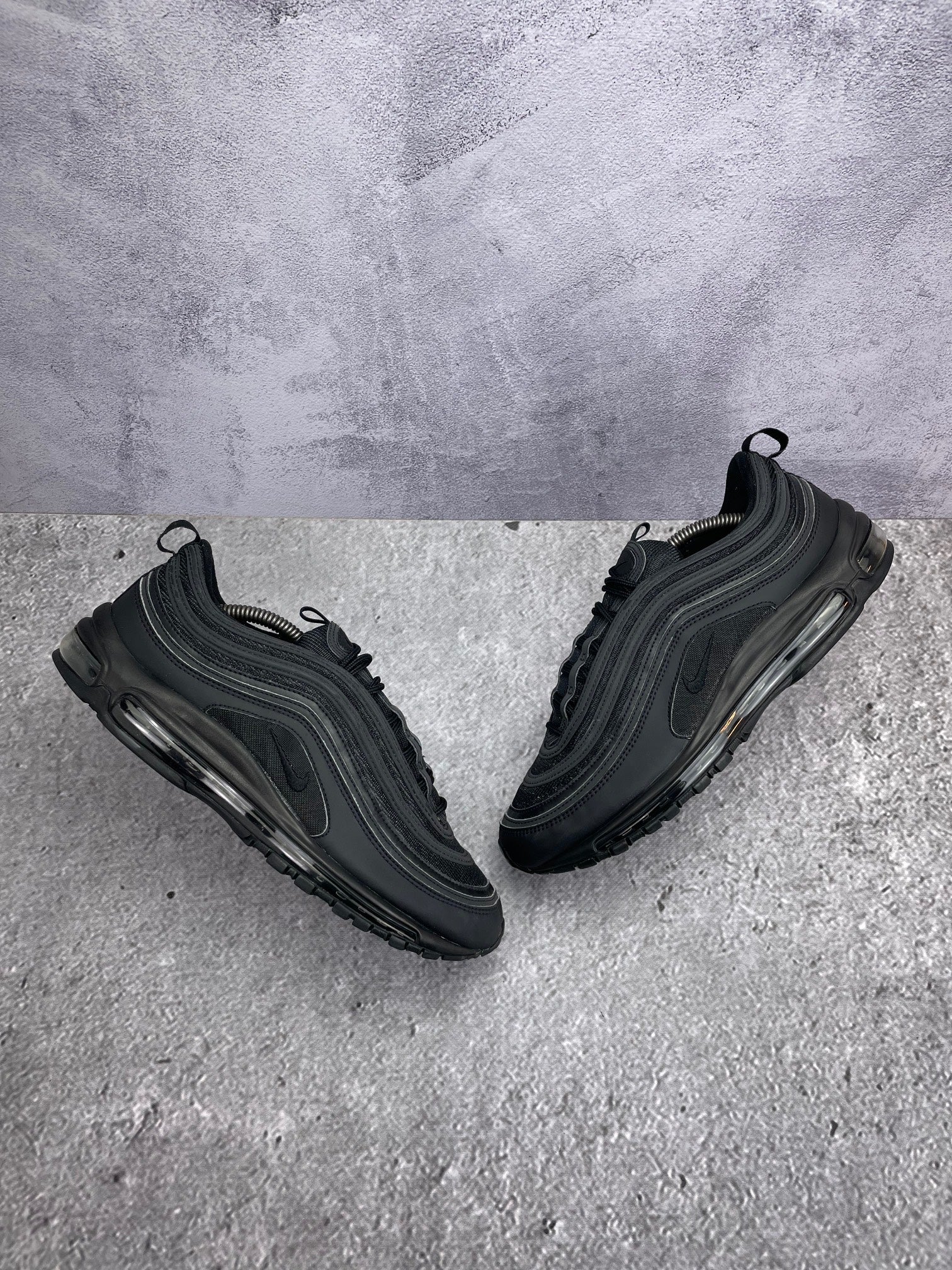 Nike Air Max 97 Triple Black AM97 Triple Black - buty sportowe, widok z góry na zewnętrzną stronę butów
