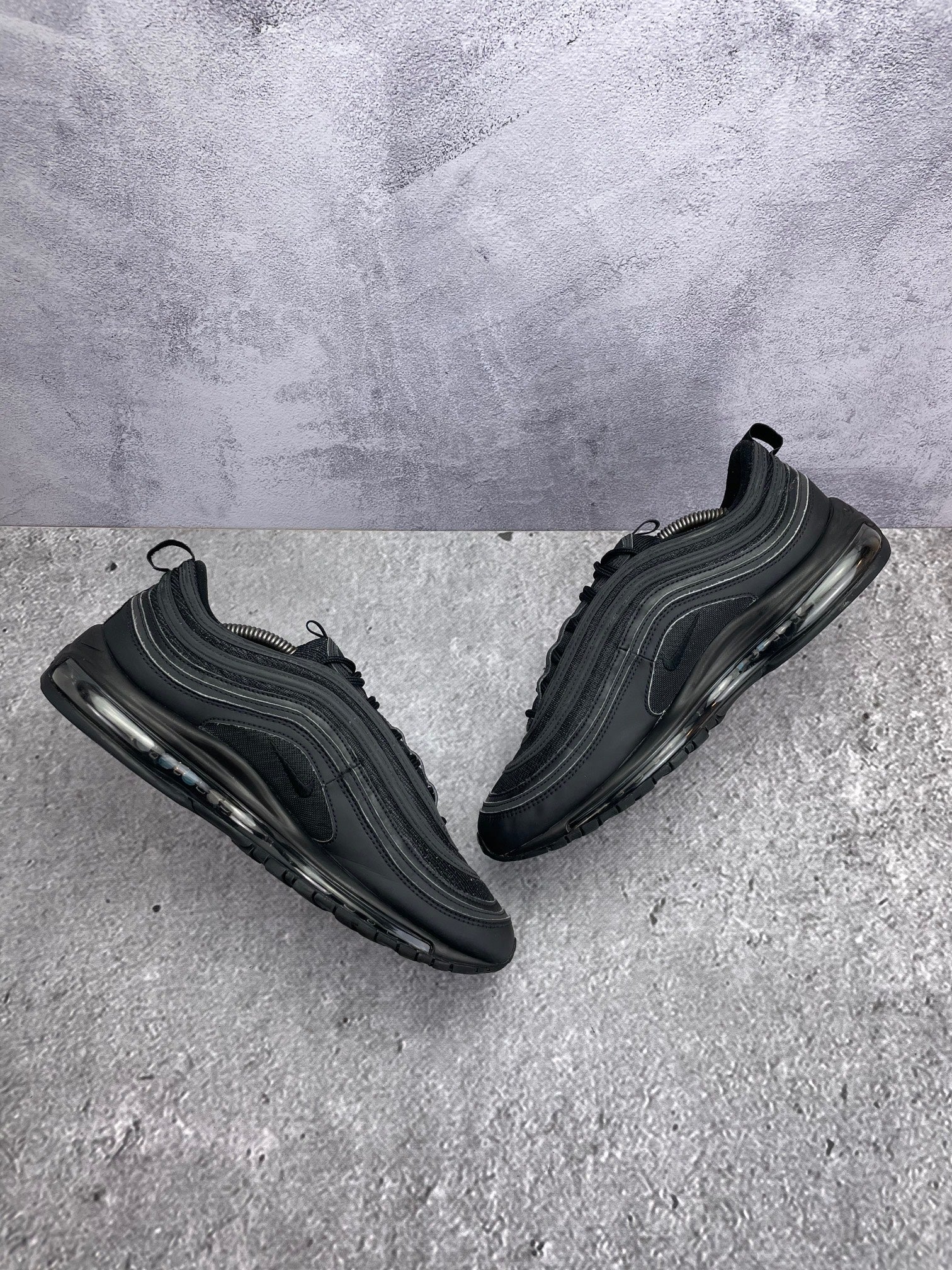 Nike Air Max 97 Triple Black AM97 Triple Black - buty sportowe, zewnętrzny panel prawego buta