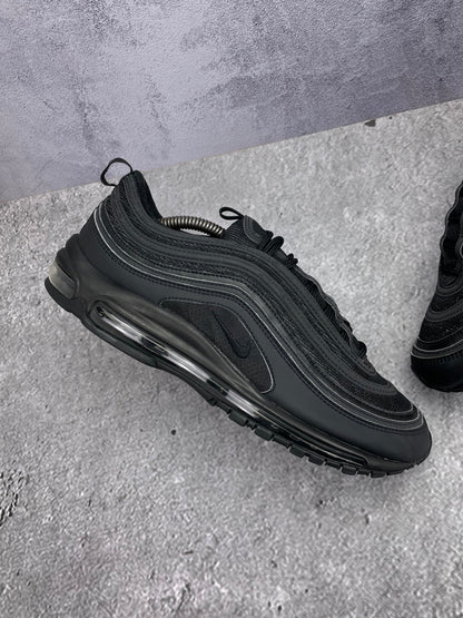Nike Air Max 97 Triple Black AM97 Triple Black - buty sportowe, zewnętrzny panel lewego buta