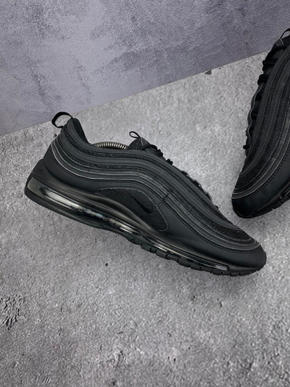 Nike Air Max 97 Triple Black AM97 Triple Black - buty sportowe, wewnętrzny panel lewego buta
